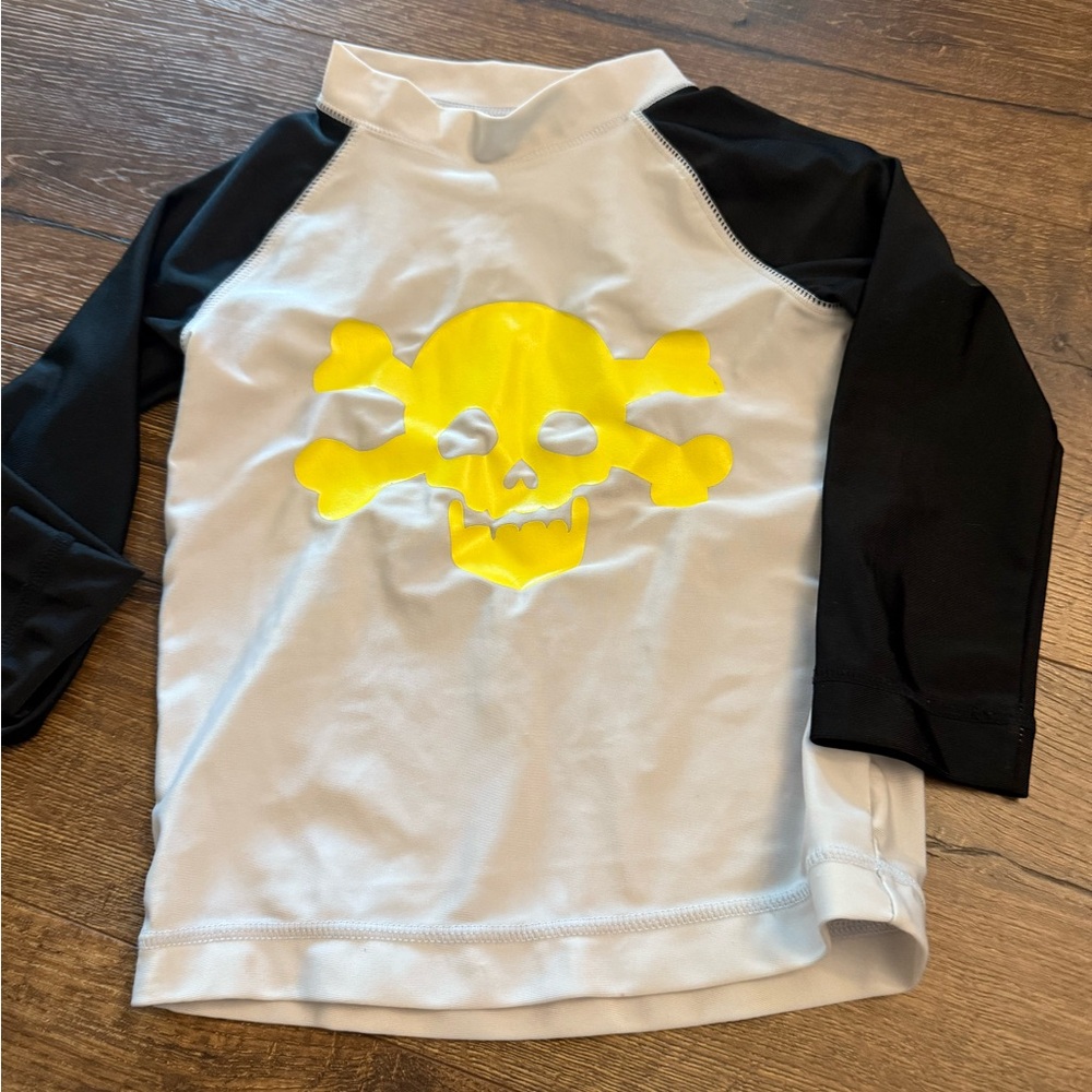 Baby GAP Black and‎ gray rashguard swim shirt pirate skull crossbones 2T